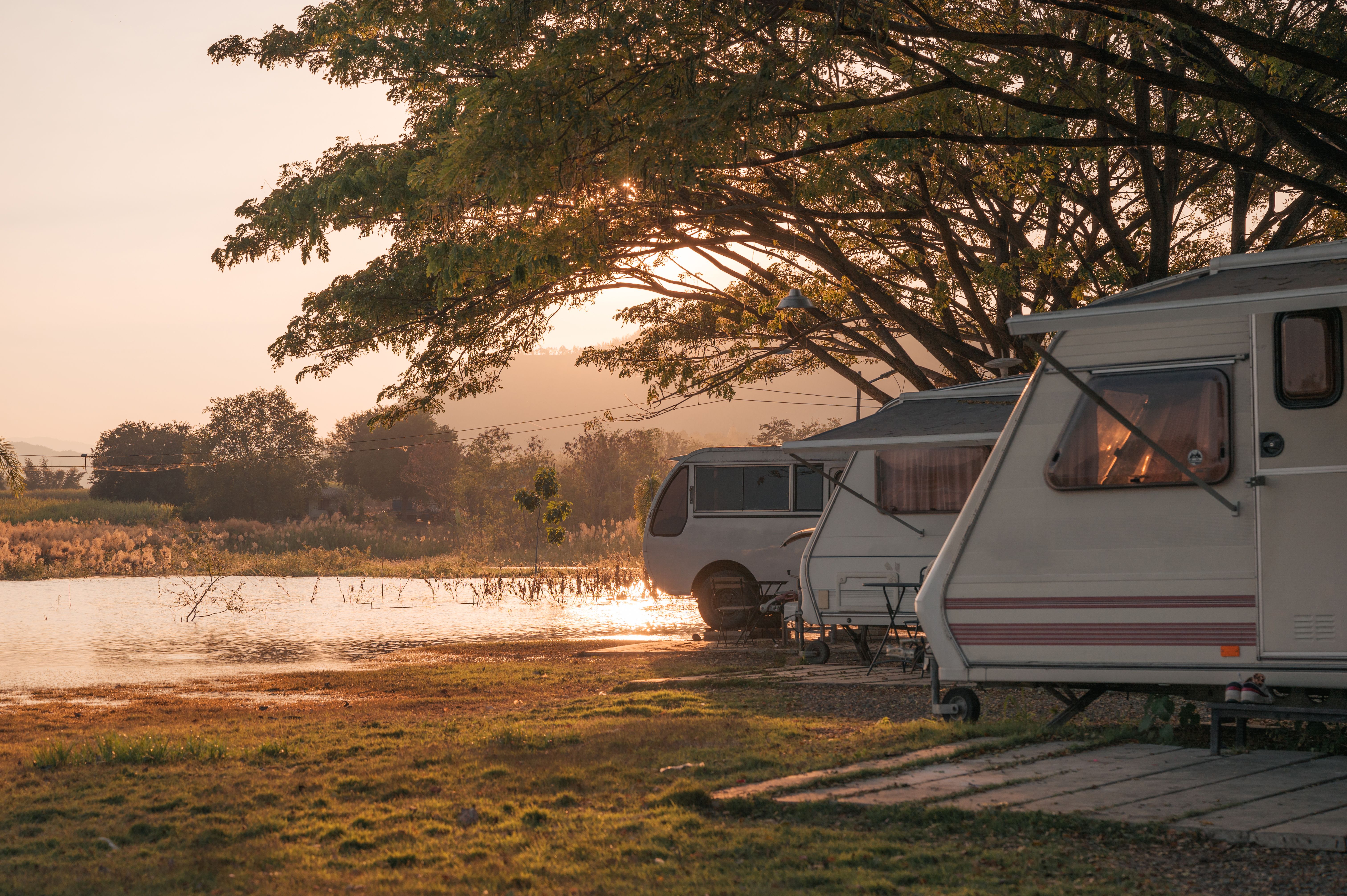 motor-home-under-big-tree-on-campground-by-the-lak-2026